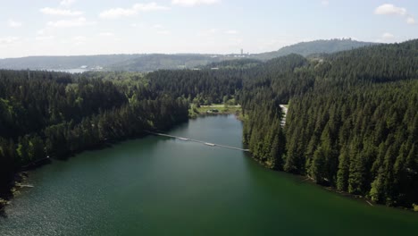 Dique-Flotante-En-El-Puerto-Del-Parque-Regional-Del-Lago-Belcarra---Toma-Aérea-Soleada-En-Movimiento-Hacia-Adelante