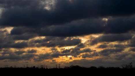 Nostalgische-Sonnenaufgangslandschaft-Mit-Wolken-Und-Stromkabeln-Am-Horizont