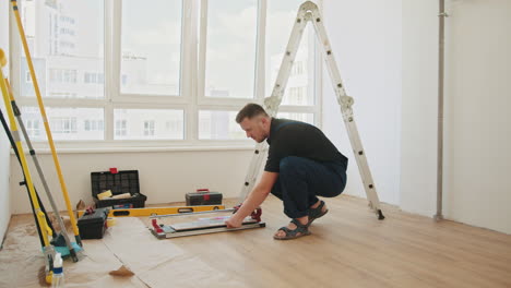 hombre instalando azulejos
