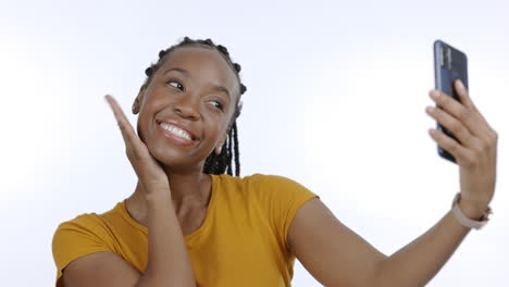 Mujer-Negra,-Teléfono-Y-Selfie-De-Paz-Con-Sonrisa-Por