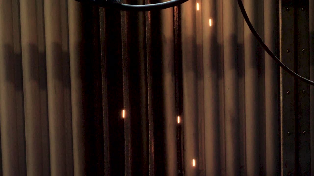 용접 스파크가 공기를 통해 느리게 떨어집니다.