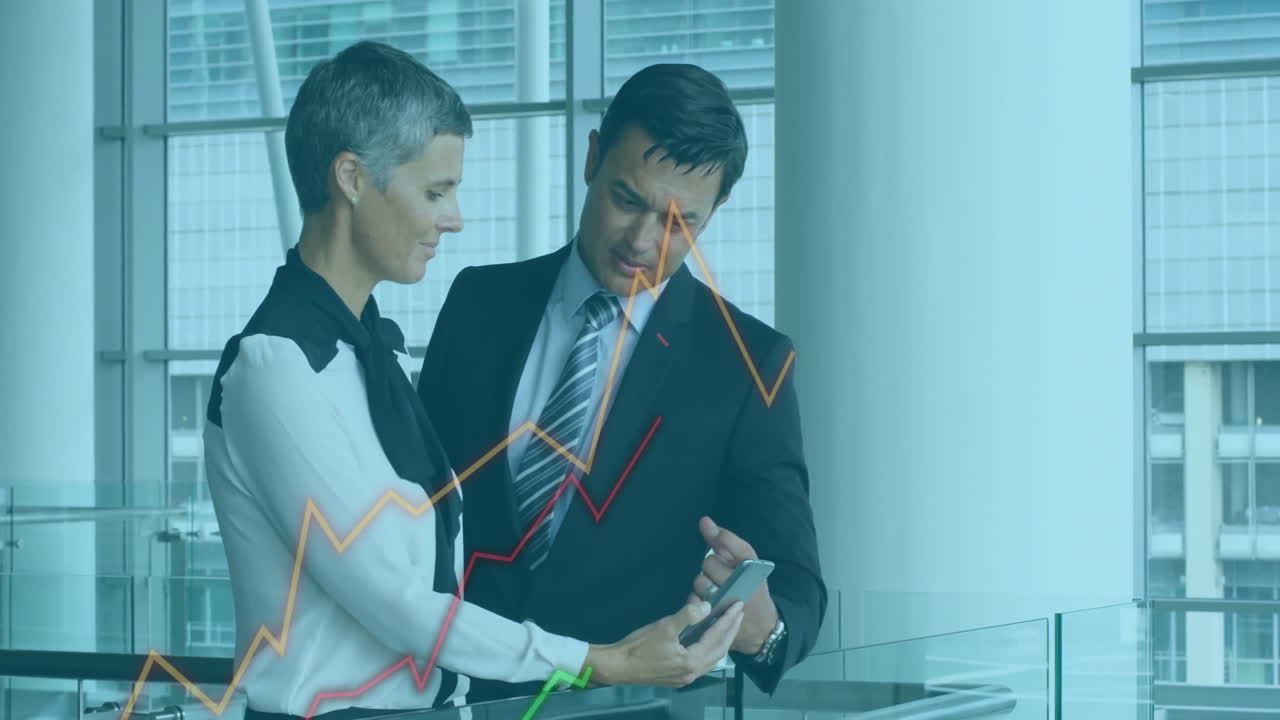 animación del procesamiento de datos financieros sobre diversos colegas que discuten el trabajo en la oficina