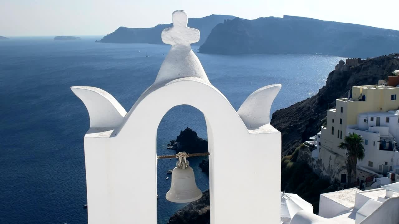 cerca de una cruz y campana de la iglesia en oia, santorini