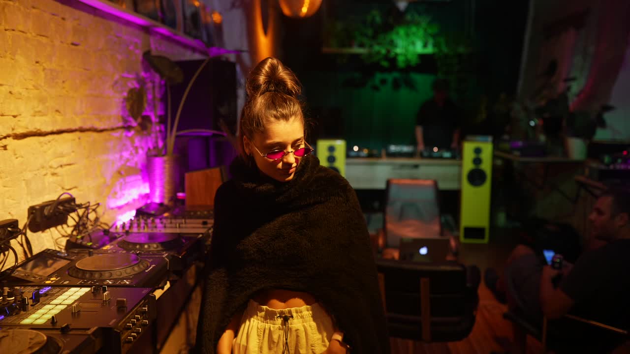 dj femenina en un club nocturno