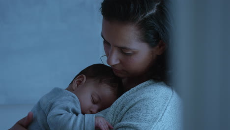 madre sosteniendo al bebé dormido calmando al recién nacido cansado suavemente calmando al bebé cuidando al niño amando a la madre disfrutando de la maternidad
