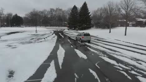 Conducir-Un-Automóvil-En-Un-Estacionamiento-Durante-Una-Tarde-Nublada-De-Invierno