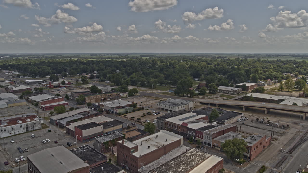 blytheville, arkansas, antena v3, toma de drones en órbita de establecimientos comerciales y desvío de la autopista 18 en un día soleado - toma en dji inspire 2, x7, 6k - agosto de 2020