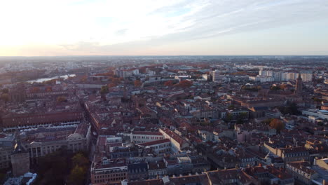 Luftaufnahme-Der-Stadt-Toulouse-Bei-Sonnenaufgang-In-Okzitanien,-Haute-Garonne,-Frankreich