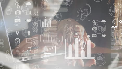 animación del procesamiento de datos sobre una mujer de negocios usando computadora portátil y tableta