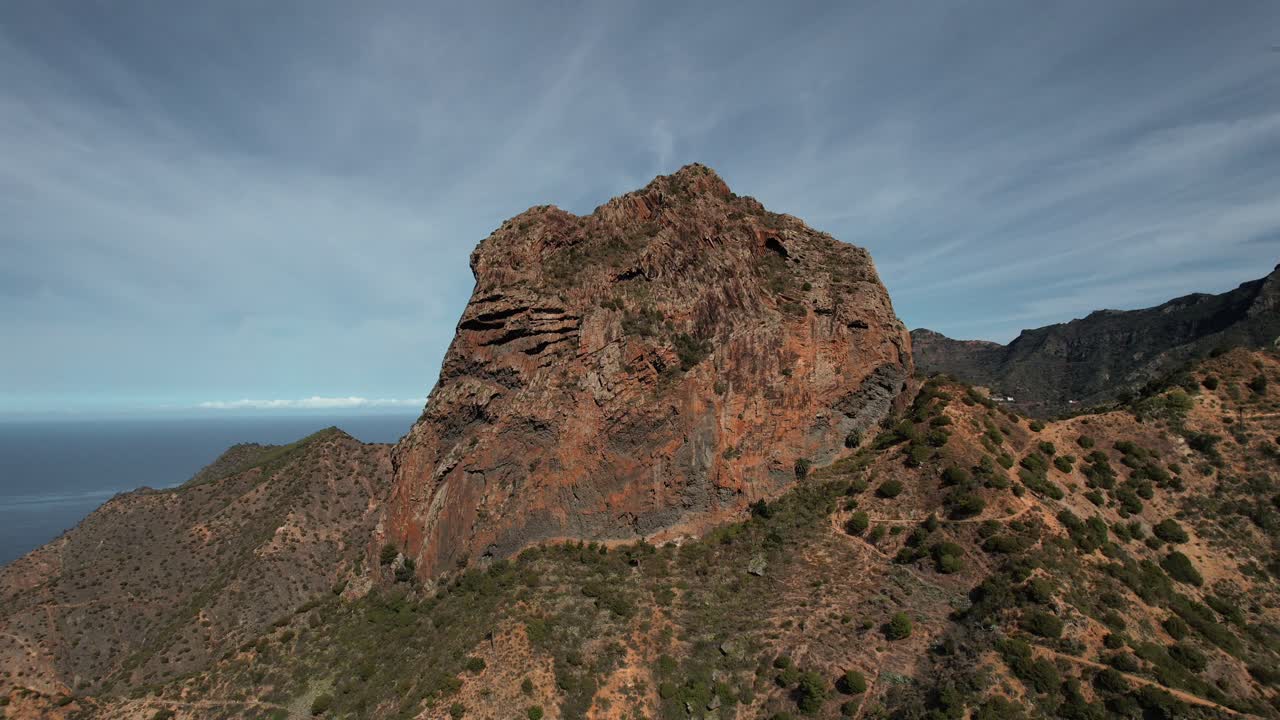 Vista aerea di un imponente paesaggio roccioso con neck vulcanico