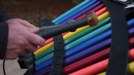 Ein-Buntes-Xylophon-Spielen-In-Estes-Park,-Colorado