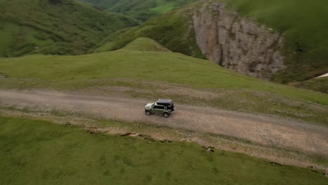 Off-Road-Touristenautofahrten-Im-Gelände-Im-Hochland.-Expeditionsreisen-Und-Urlaub,-Abenteuer-In-Abgelegenen-Gebieten.