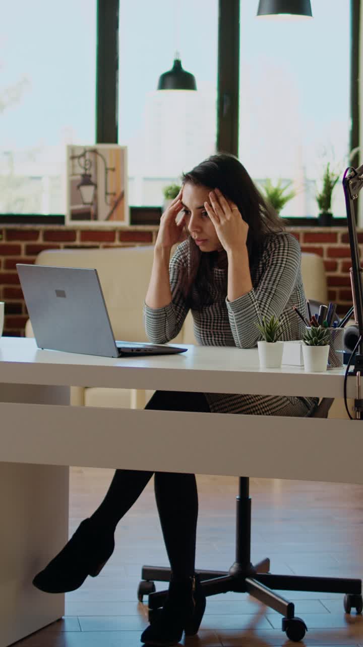 Video verticale. Un telelavoratore stanco prova nausea mentre lavora al portatile