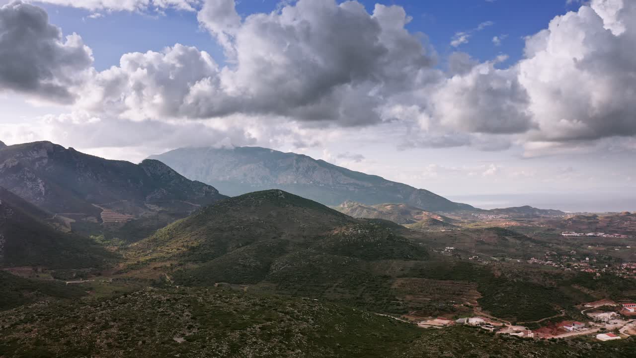 vista aérea de montañas y colinas bajo un espectacular paisaje nublado en la provincia de muğla, ciudad de datça, turquía