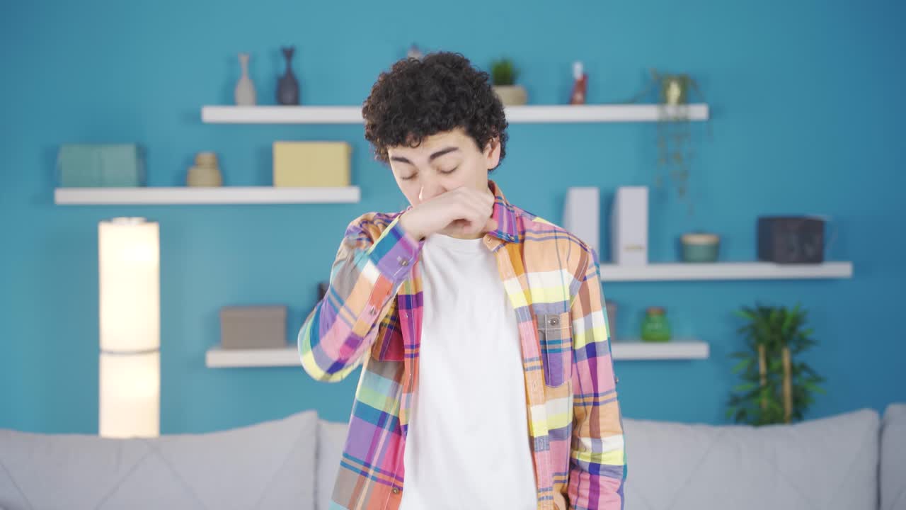 Adolescente malato che starnutisce