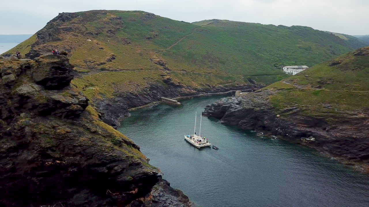 boscastle 어촌 마을 항구 입구, 콘월 해안선, 영국, 공중선