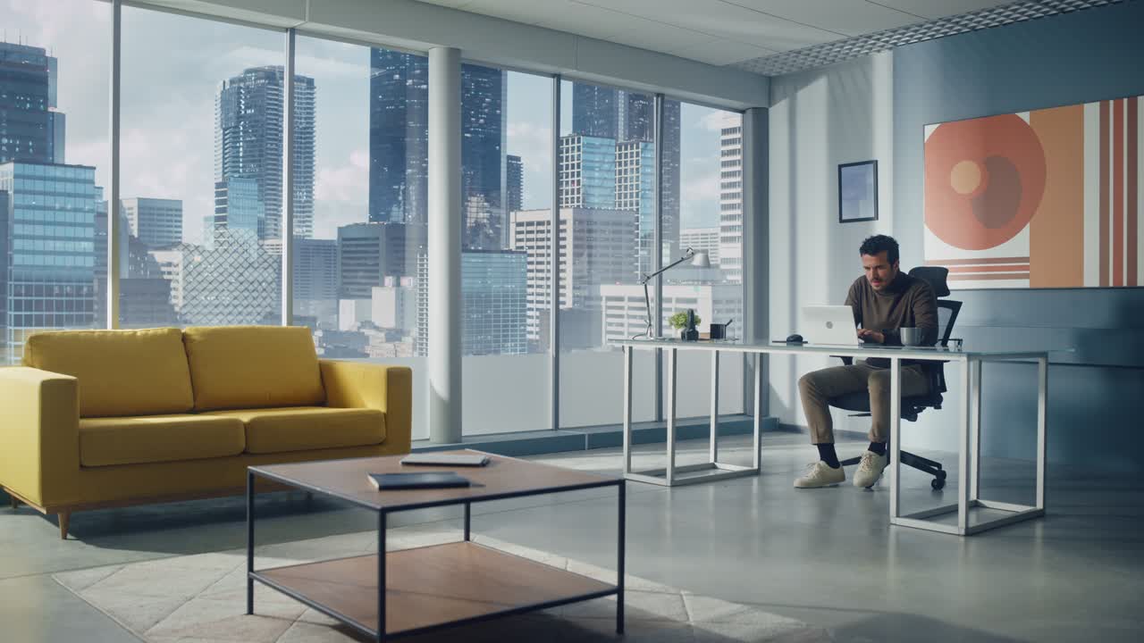 대도시 사무실에서 노트북 컴퓨터에서 일하는 책상에 앉아있는 사려 깊은 중동 사업가의 초상화. 성공적인 디지털 기업가가 전자 상거래 스타트업에 대한 데이터 분석을합니다.