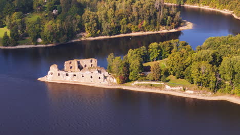 vista aérea al atardecer del complejo del castillo de koknese en koknese, letonia con vistas al valle del río daugava y al bosque