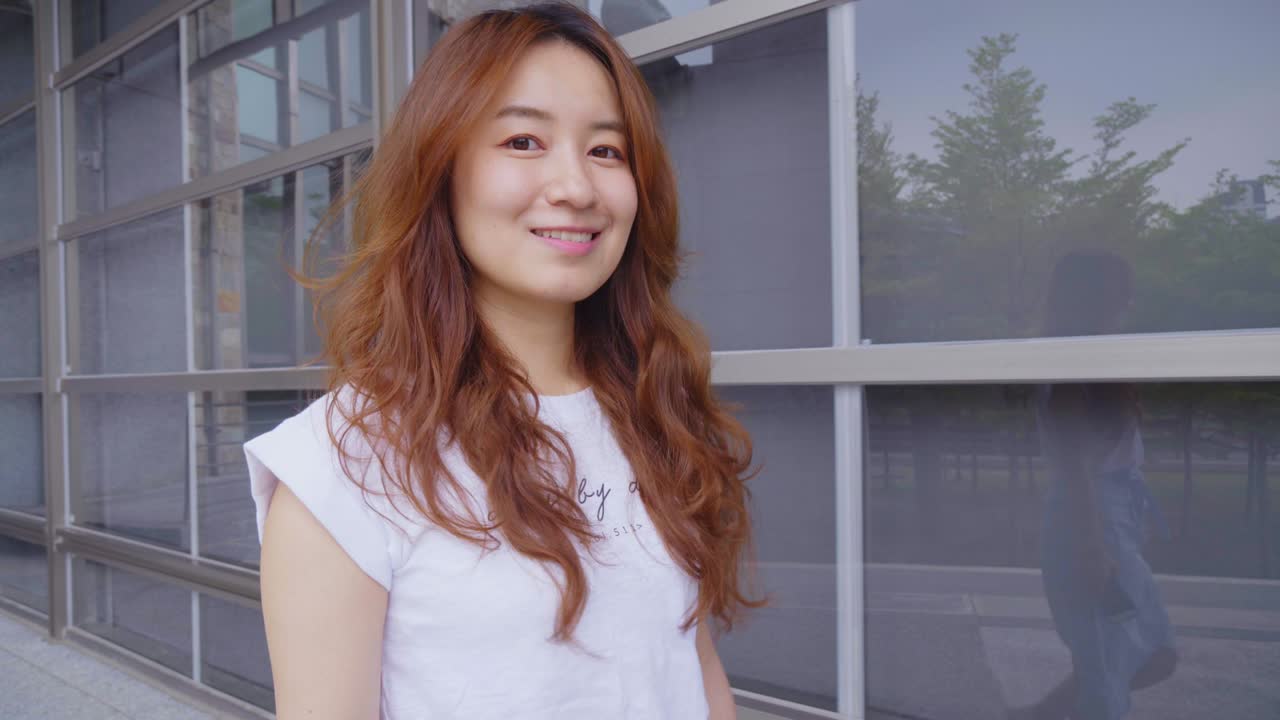 젊은 여성이 카메라를 보고 있다