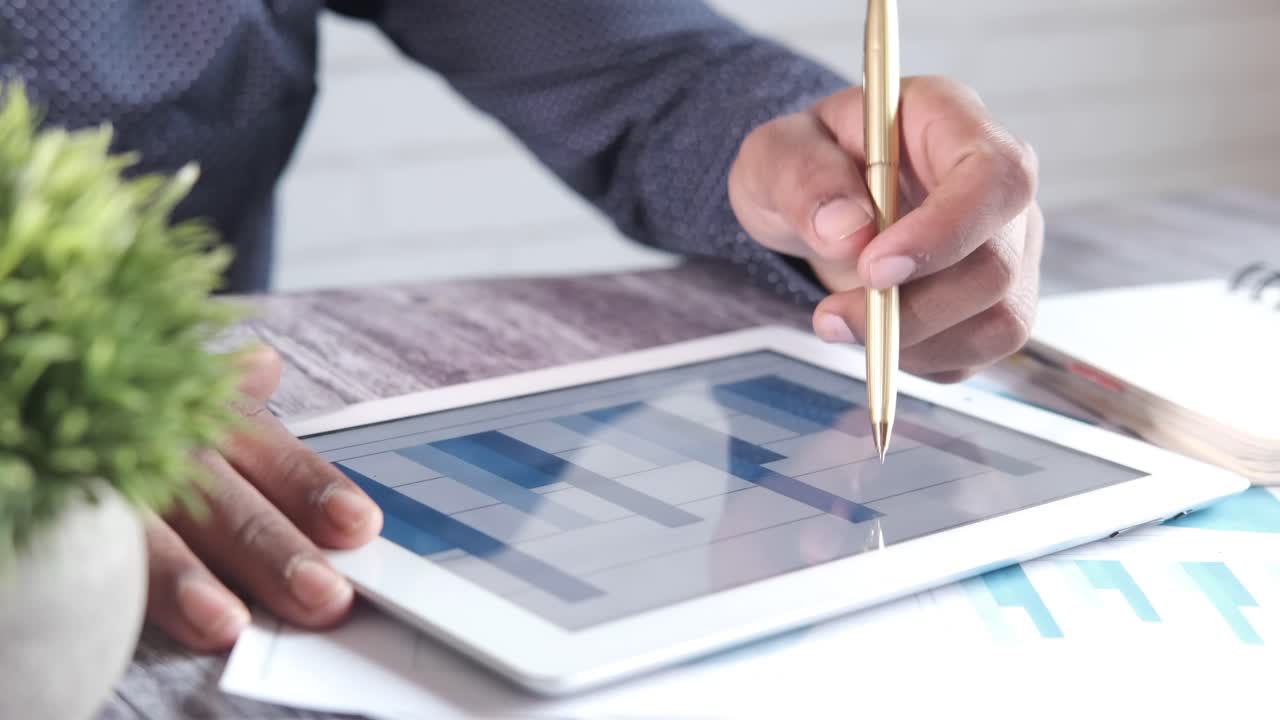 태블릿에서 데이터를 분석하는 사업가