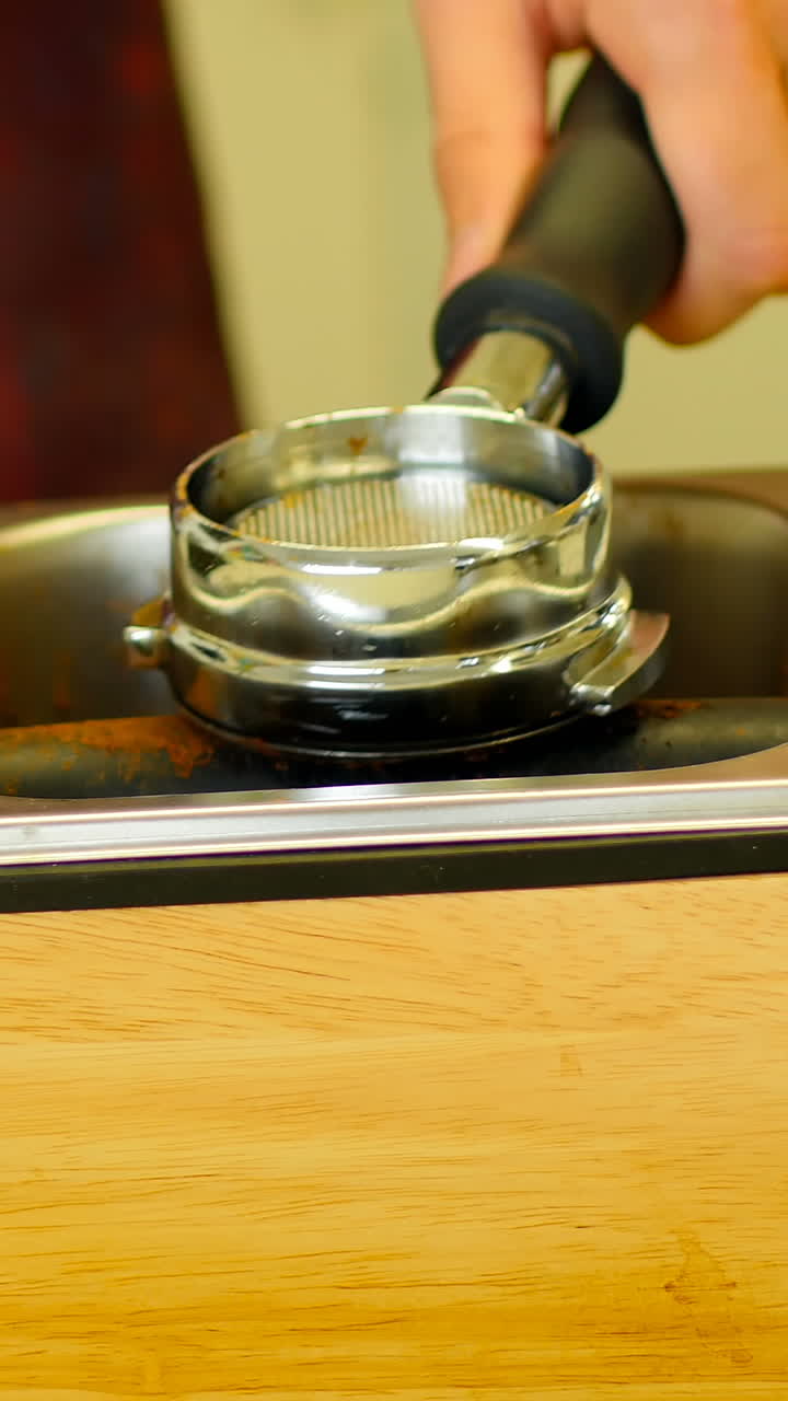 포타 필터로 추출되는 커피