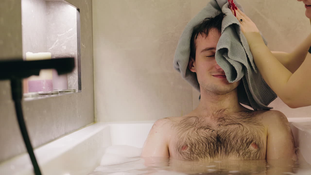 욕조 에서 휴식 하는 부부