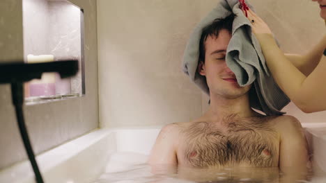 una pareja relajándose en una bañera.