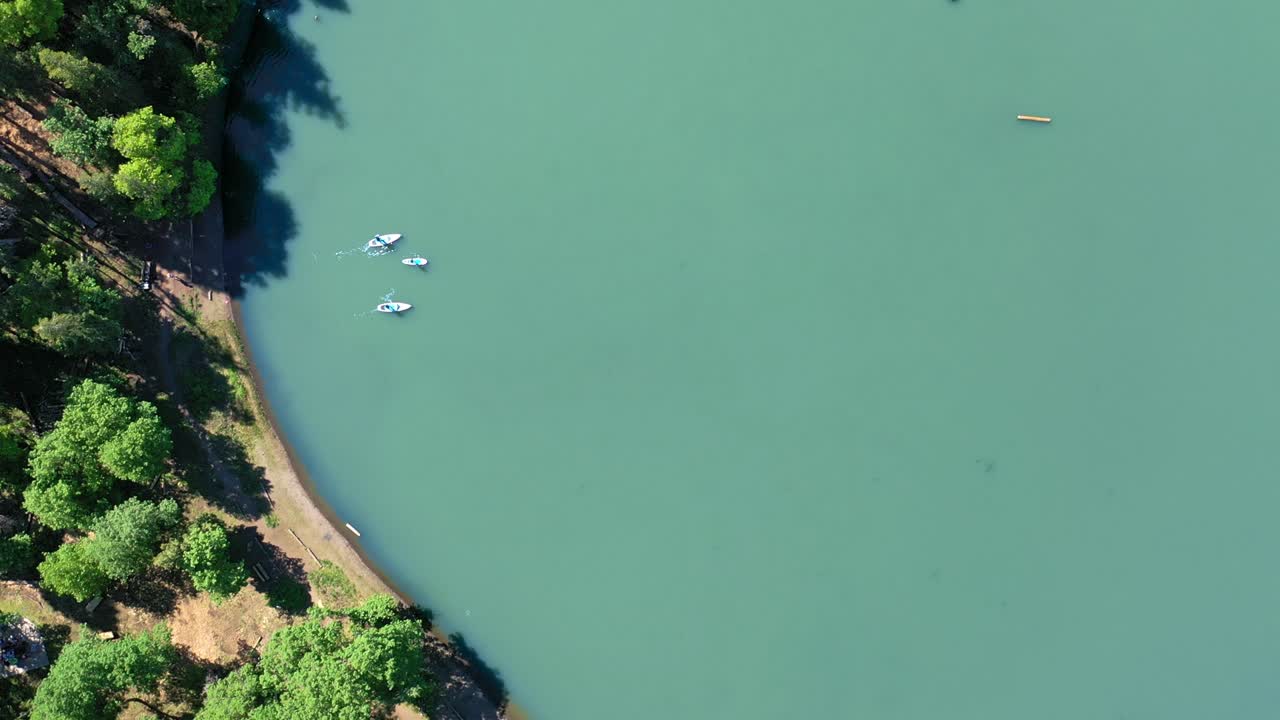유타주 산악 호수에서 패들보드 타기: 부풀어올릴 수 있는 슈퍼 에어리얼 드론 영상