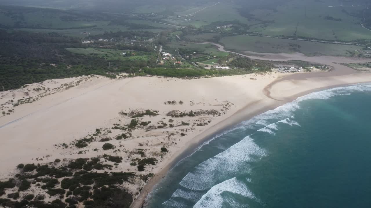 impresionante duna de arena en la playa de valdevaqueros cerca de la famosa ciudad de tarifa en el sur de españa, droneshot