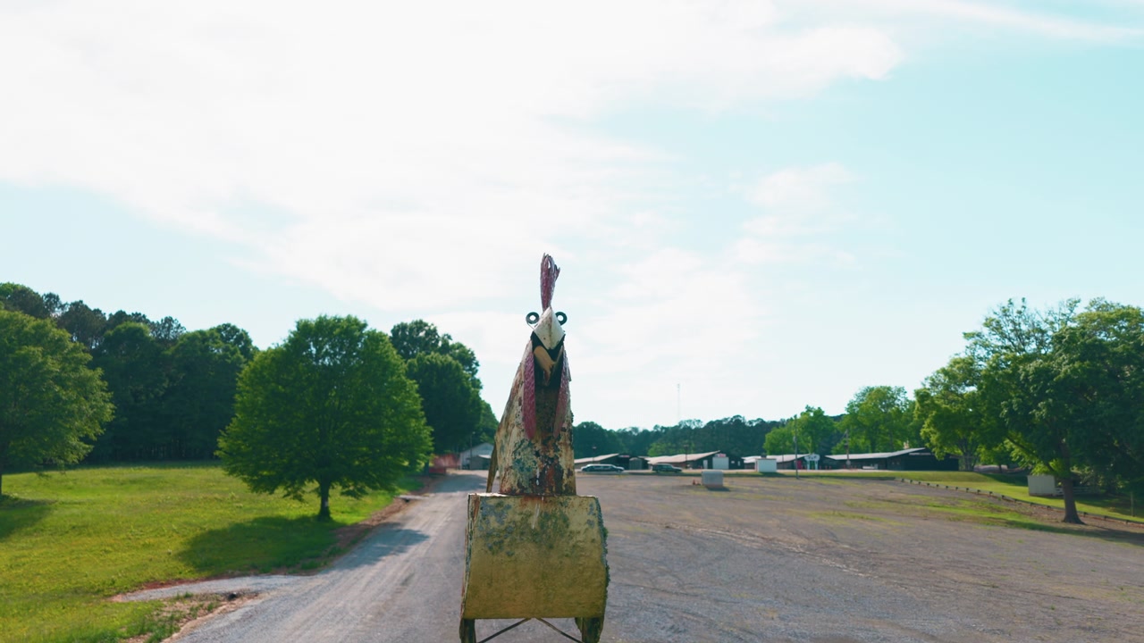 Jättelik rustik metalltuppstaty vid Haunted Chicken House i Alabama