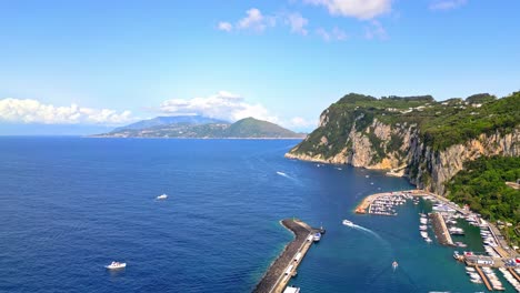 Marina-Grande-En-La-Isla-De-Capri-En-Italia---Toma-Aérea-De-Drones