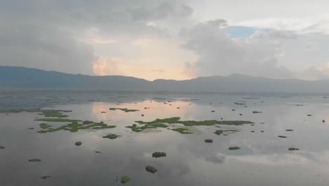 Toma-Aérea-Del-Lago-Loktak,-El-Lago-De-Agua-Dulce-Más-Grande-Del-Noreste-De-La-India,-Manipur,-India