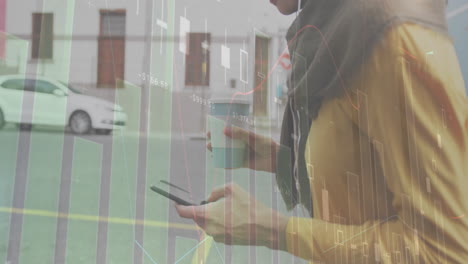 animación de diagramas y procesamiento de datos sobre mujer caucásica usando teléfono inteligente en la ciudad