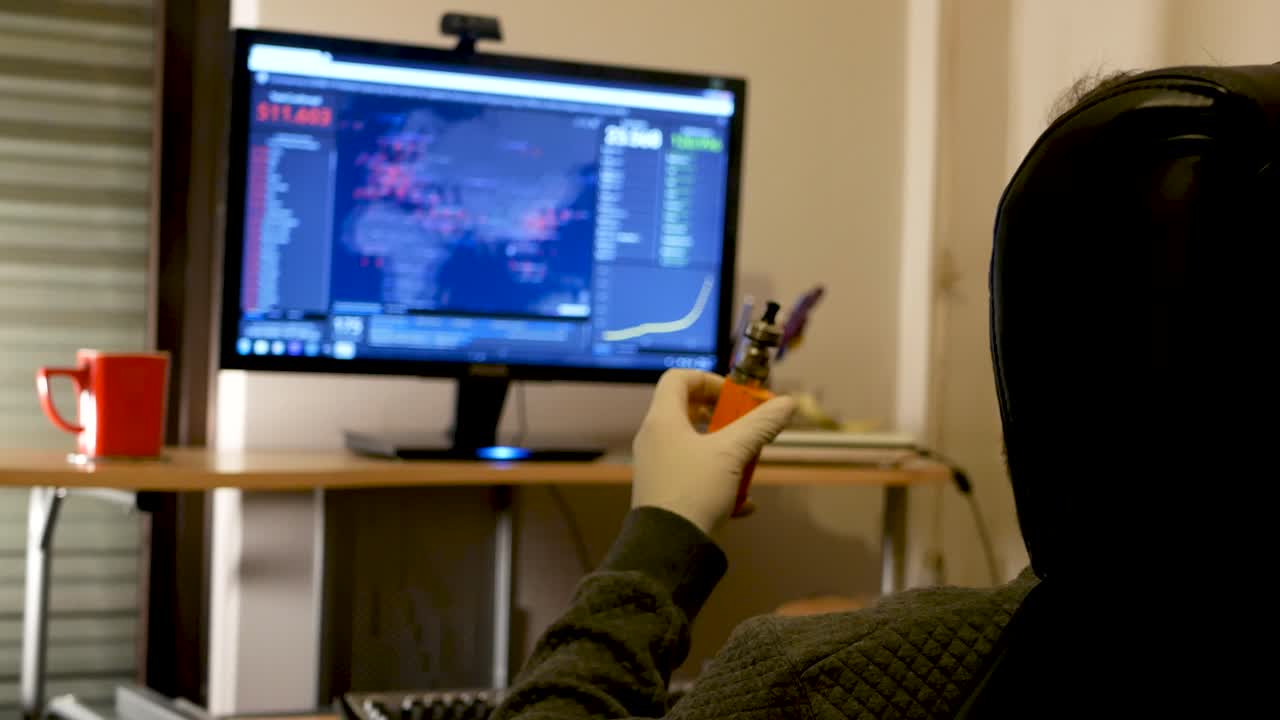 hombre con guantes médicos, vapeando mientras ve la propagación de covid-19 en el mapa