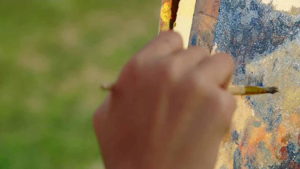 알려지지 않은 화가 야외에서 자연을 그리고 있습니다. 클로즈업 예술가 손으로 공예 예술을 만 ⁇ 니다.