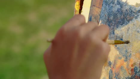 pintor desconocido dibujando la naturaleza al aire libre. artista de primer plano creando artesanía a mano