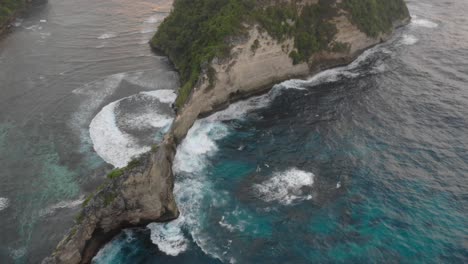 olas de mar agitado rompiendo en el pequeño acantilado que conecta dos islas deshabitadas