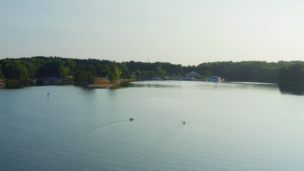 노스캐롤라이나 주 무어스빌의 노먼 호수에서 카약을 타고 있는 두 사람의 드론 궤도 오른쪽