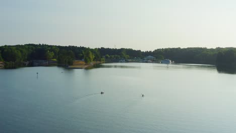 Drohnen-Umlaufbahn-Rechts-Von-Zwei-Personen-Auf-Kajaks-Auf-Dem-Wasser-Des-Lake-Norman-In-Mooresville,-North-Carolina