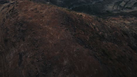 toma de un dron de 4k de una carretera de montaña