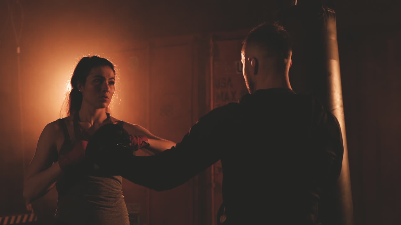 여자 복서는 코치의 조언을 듣는다