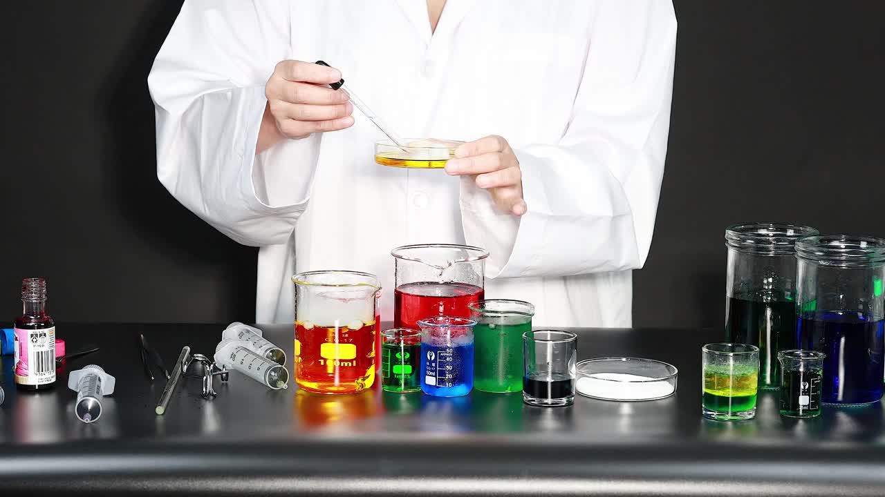 científico que mezcla productos químicos en un entorno de laboratorio