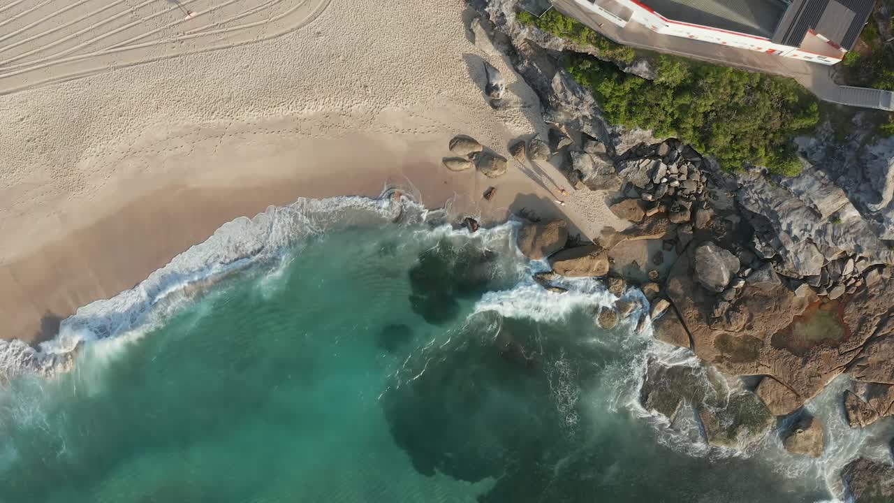 sydney australia suburbios orientales playa olas rompiendo sobre rocas durante la marea baja
