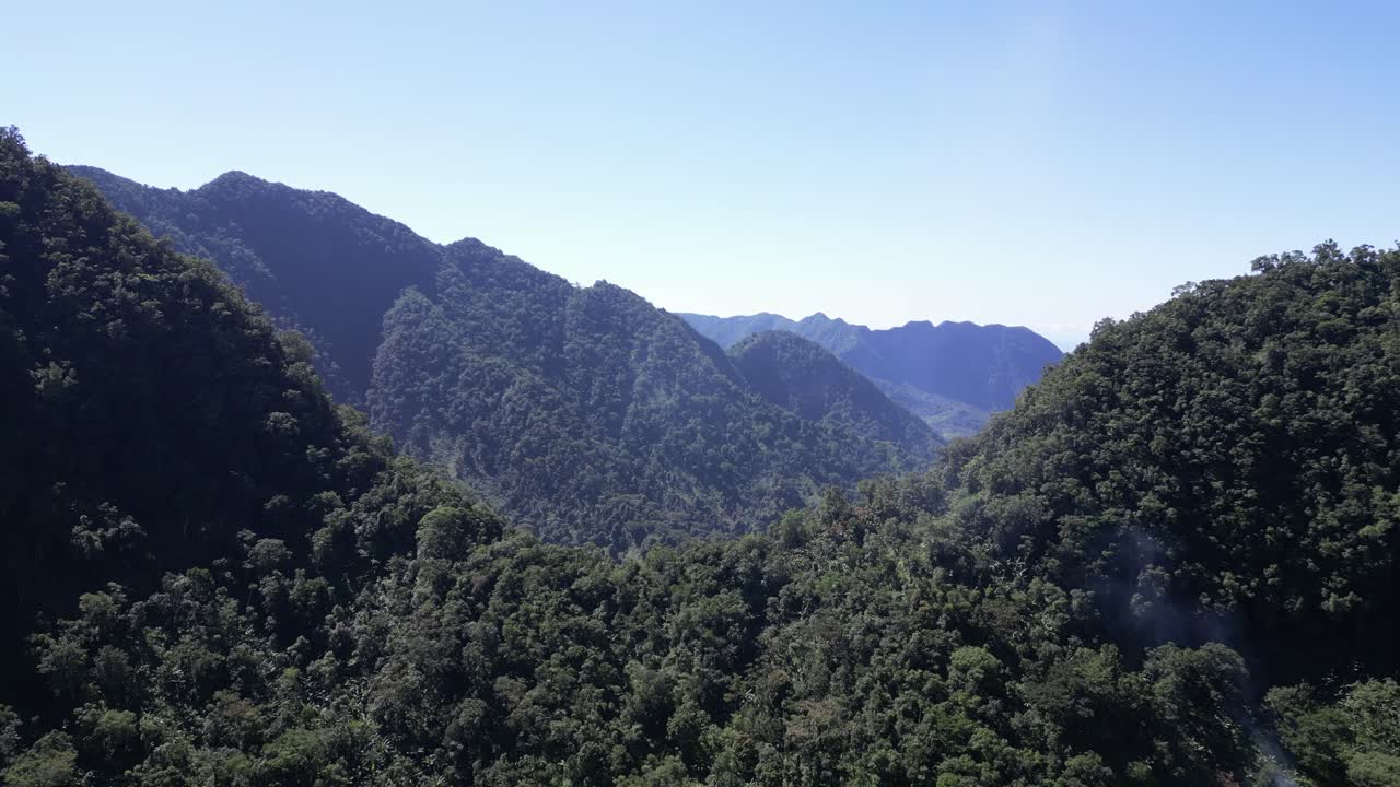 드론은 경치 좋은 산, 열대 우림, 안주안의 푸른 계곡, 코모로 제도의 화산 섬, 인도양에서 멀리서 볼 수 있습니다.