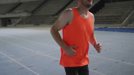 atleta masculino caucásico discapacitado con entrenamiento de piernas protésicas, corriendo