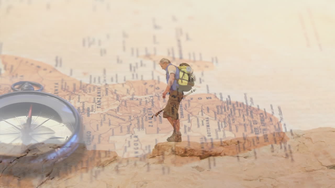 feliz caucásico hombre mayor caminando en las montañas sobre la brújula en movimiento y el mapa del mundo