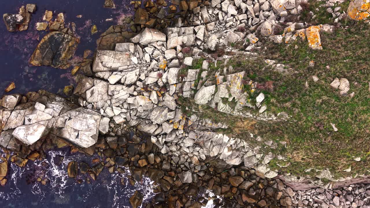 Paesaggio costiero aspro con costa rocciosa e vegetazione
