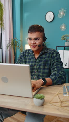 Hombre-De-Negocios-Con-Auriculares,-Centro-De-Llamadas-Para-Trabajadores-Independientes-O-Línea-De-Ayuda-Para-Operadores-De-Servicios-De-Soporte