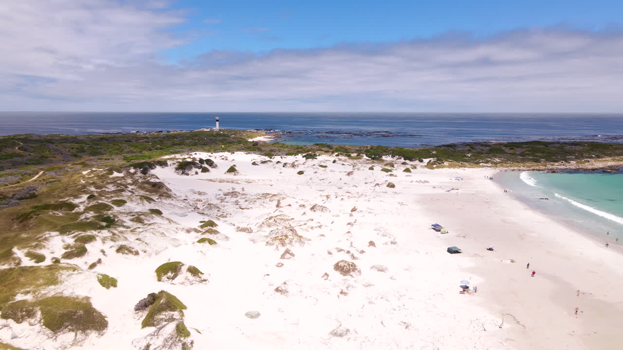 Riprese aeree della suggestiva spiaggia di Moonlight e del faro di Cape Hangklip su un promontorio remoto.