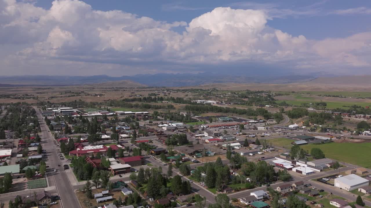 aerial estableciendo pan de pinedale, wyoming, con sus llanuras abiertas circundantes y cadenas montañosas lejanas